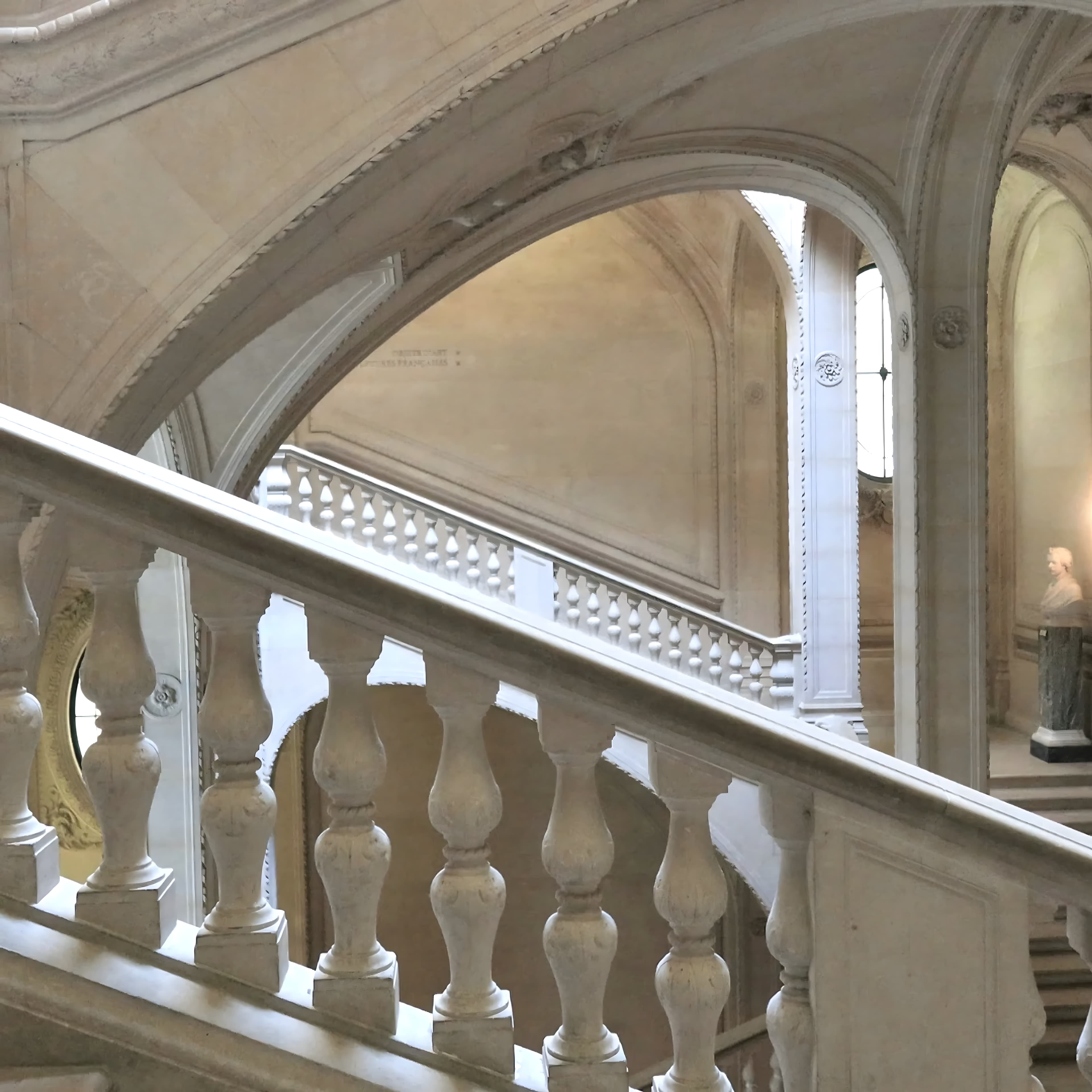 Monumentale natuurstenen trap in een klassiek Parijs interieur